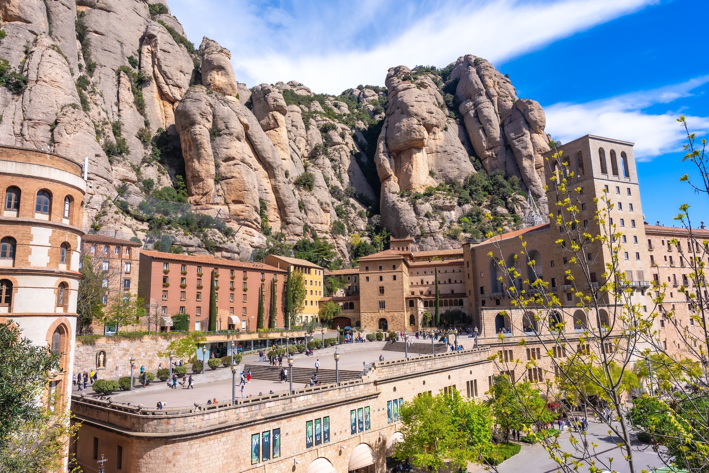 Monastero di Montserrat con panorama montano